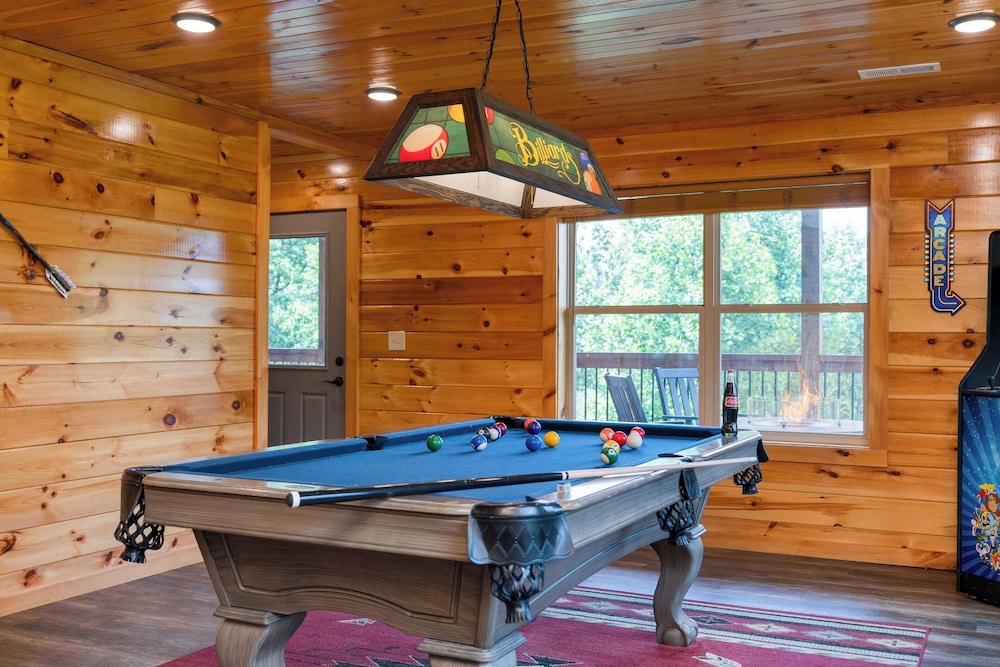 Evergreen Echo by Avantstay Cabin w/ Mountain Views, Theater, Game Room, and Hot Tub