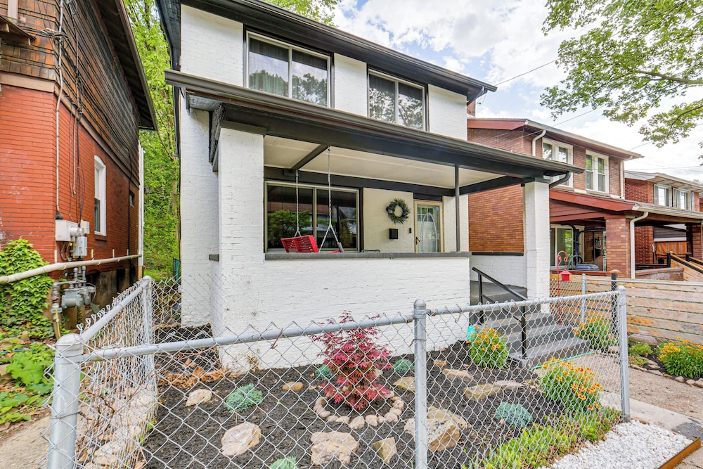 3 Mi to Frick Park: Artsy, Urban Retreat w/ Deck