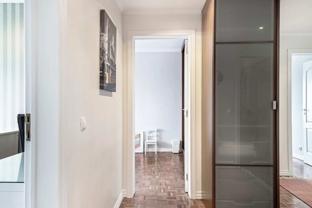 Large Contemporary 3 Bedroom Apartment