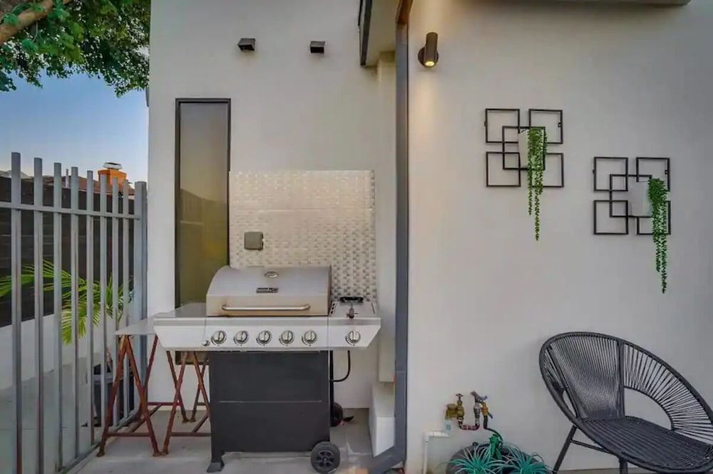 Troy Dr - Sleek & Modern Hollywood Hills Home With Stunning Views
