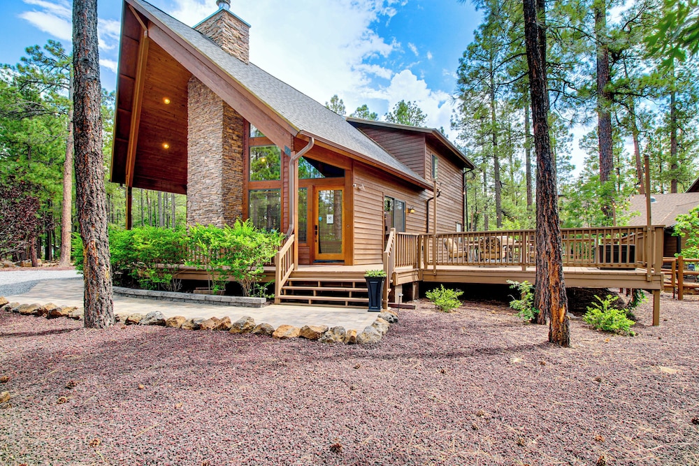 Wraparound Deck + Large Yard: Pinetop Home! view 5