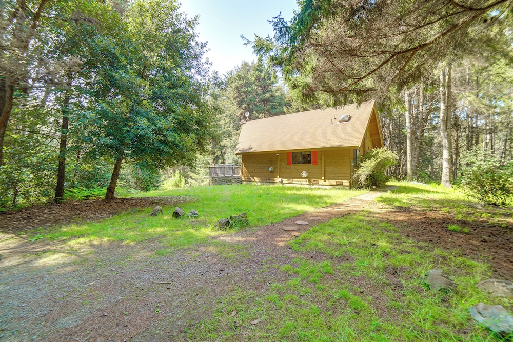 Hot Tub, 1 Mi to Beach: 12-acre Fort Bragg Cabin!