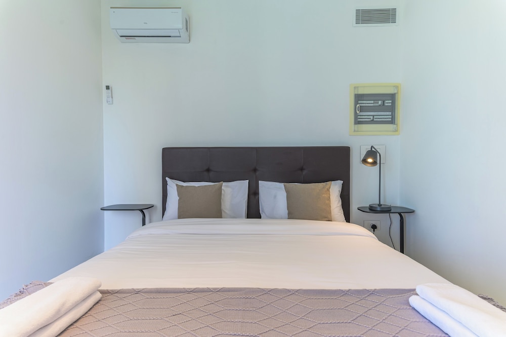 GlassHaus Rooftop 2-BR & Pool in Ghazir