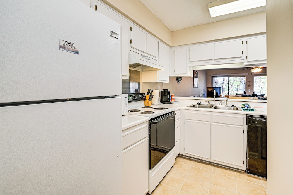 8 Mi to Boardwalk & Beach: Windsor Green Condo!