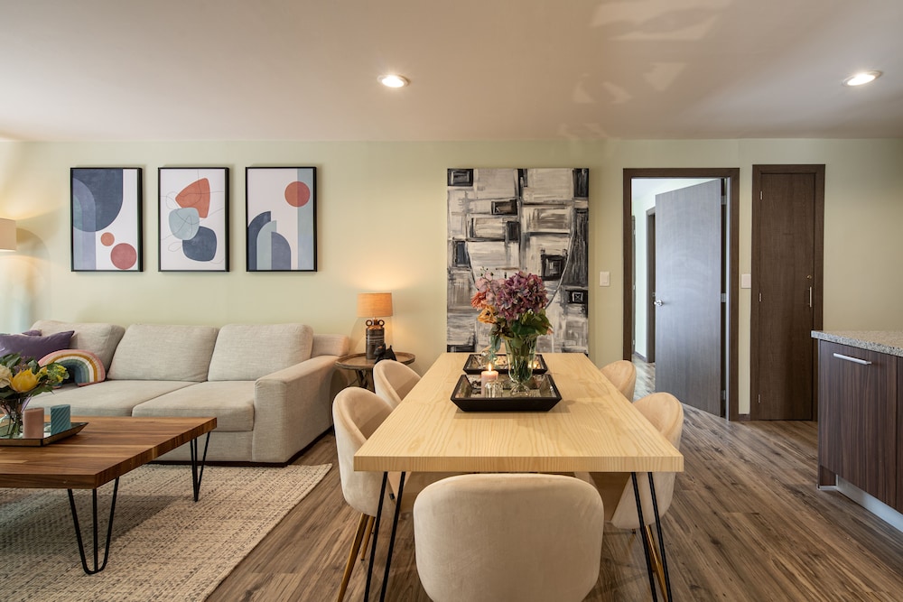 HOLT - Boutique 2BR Puente Viejo Residencial view 3