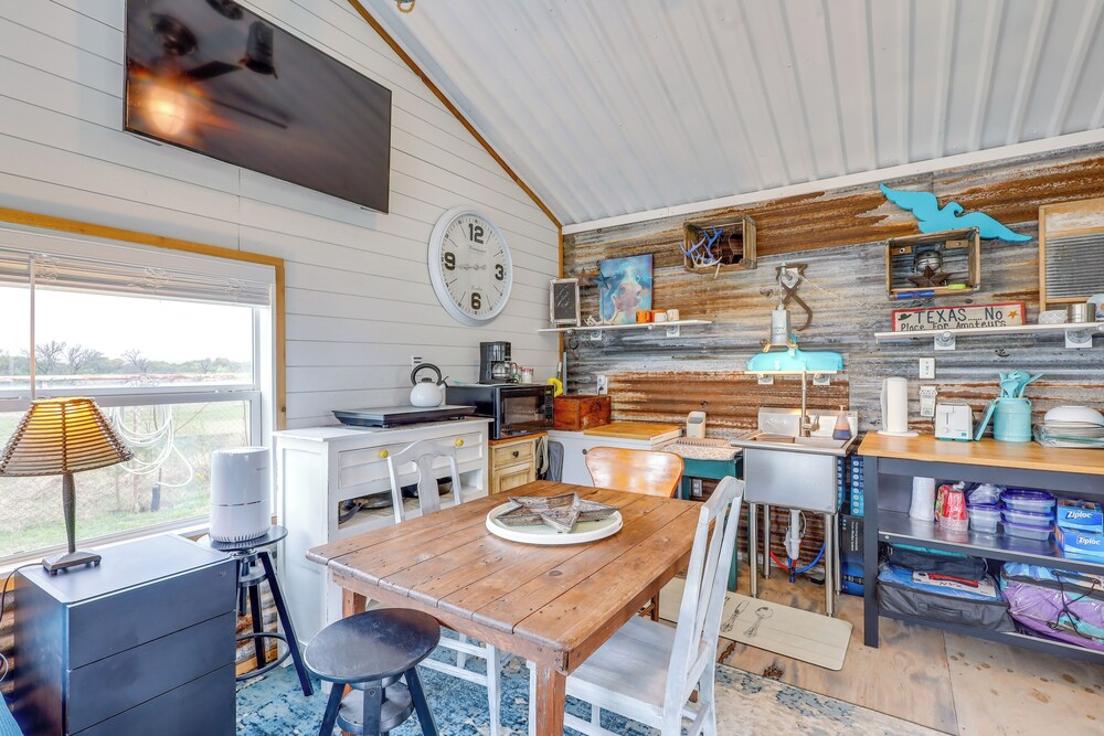 Bunkhouse on Working Texas Ranch w/ Horses & Cows!