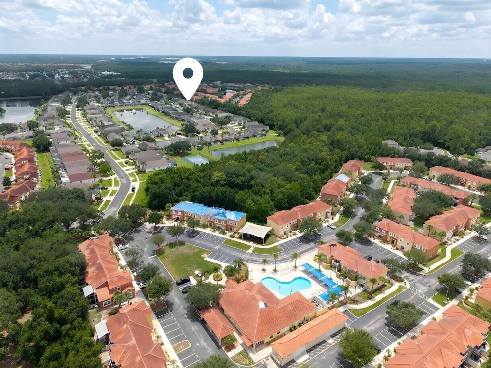 Cozy 4BR Villa w/ Priv Pool Lake Berkley Resort