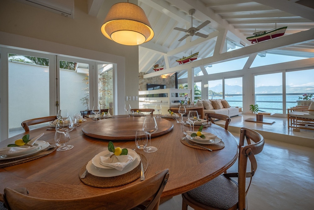 Angra - Mombaça | Mansão Espetacular Beira-Mar, 7 Suites - por Casapē Rio