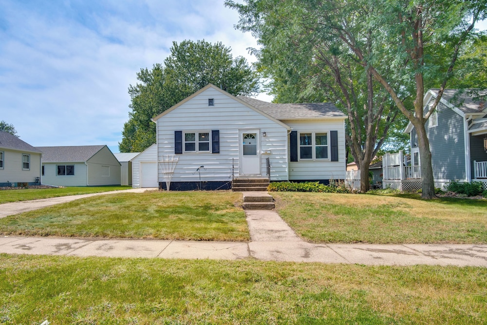 Deck & Spacious Yard: Family Home in Rock Rapids!