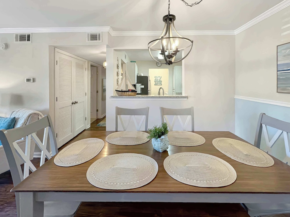 Coastal Retreat - Stay for 6!