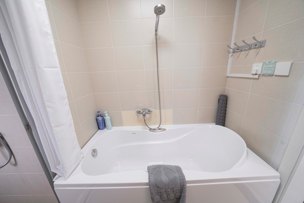 Tyms 4BR 2BA APT TianShan Changning