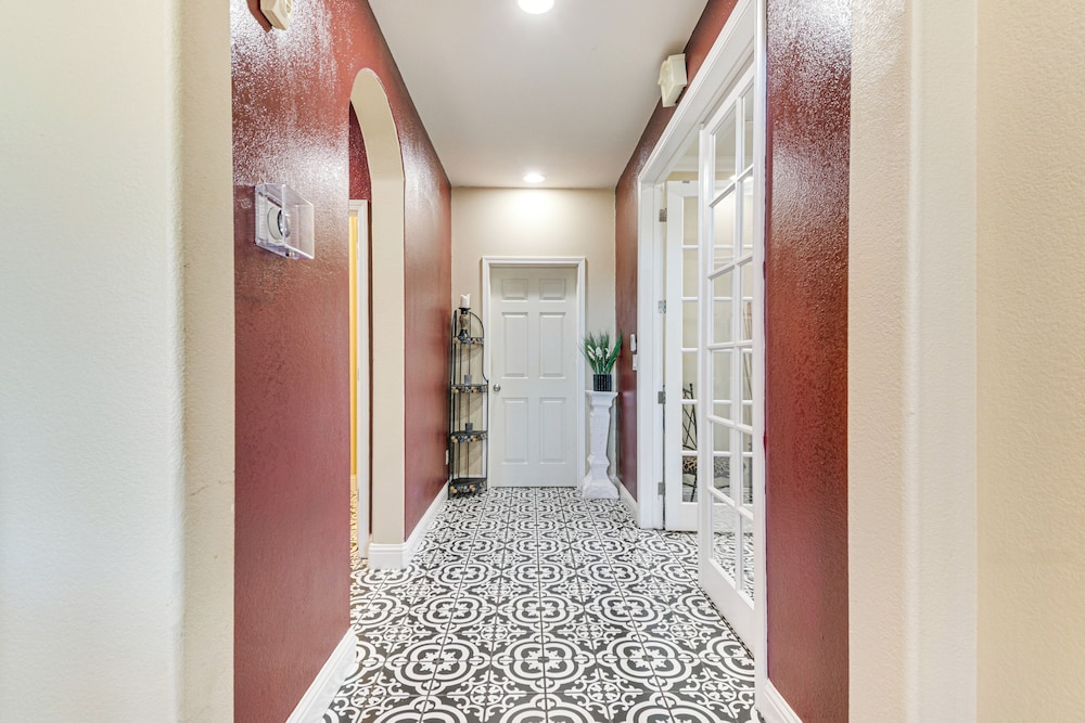 Golf, Fish & More: Cozy Safari Unit in Atwater!