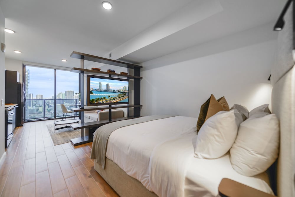 Bayside Studio Overlooking the city