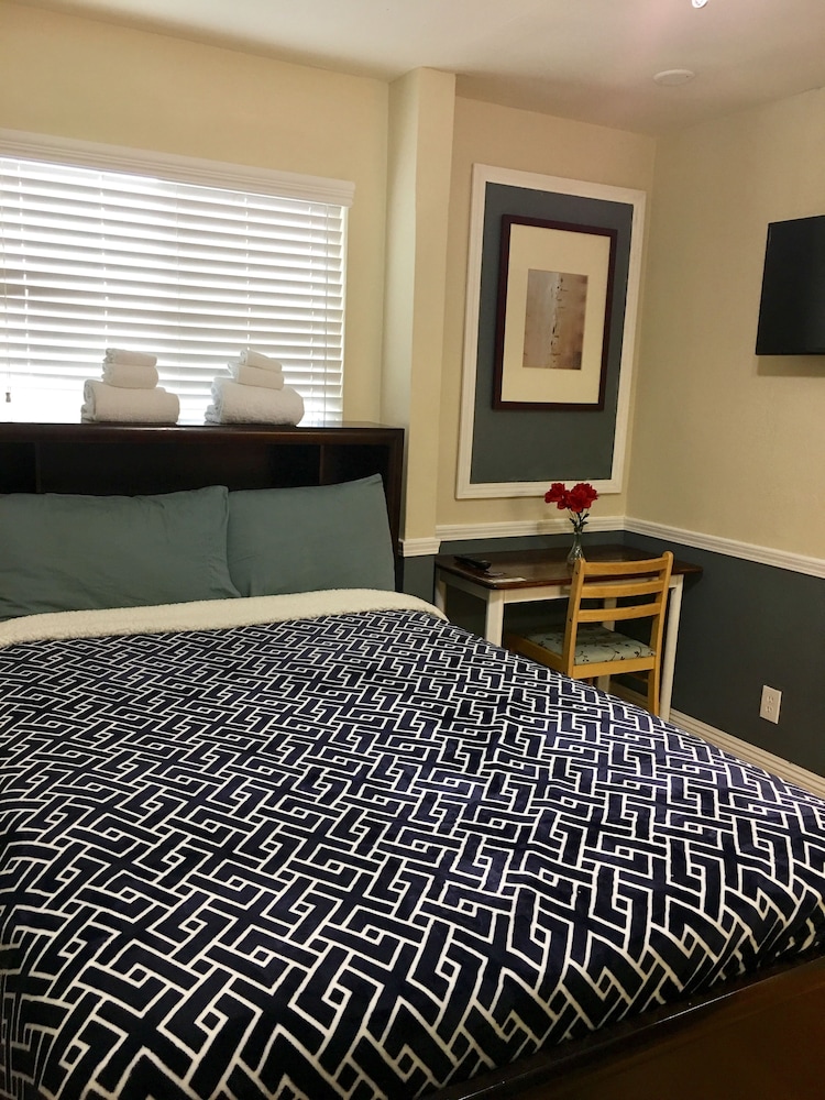 Traveler's Bed & Breakfast Hostel