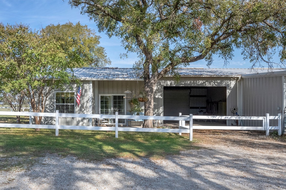 Quaint Countryside Casita: 45 Mi to Ft. Worth view 5