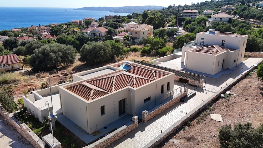 Luxurious Villa Retreat in Lourdata