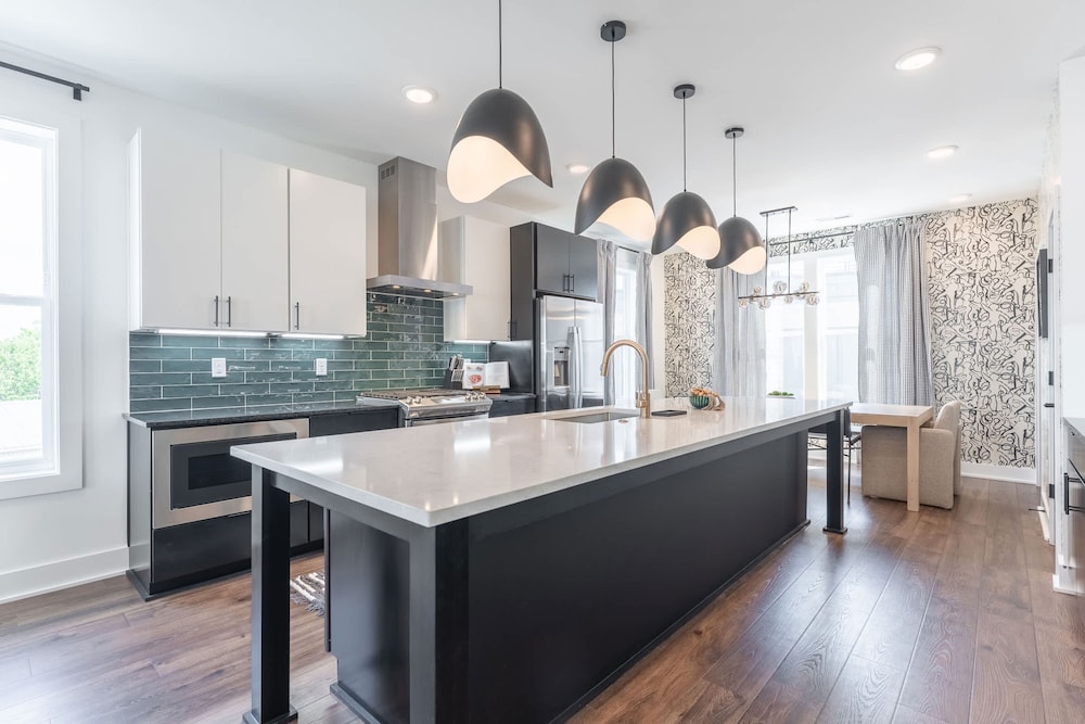 Luxe 4BR With Fire Pit Grill and City Views