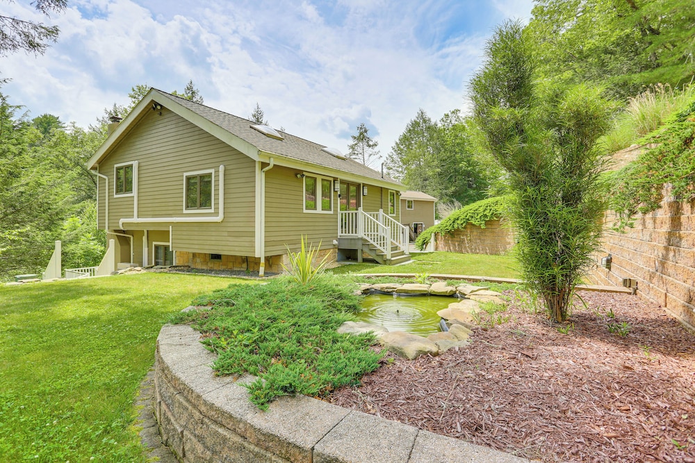 13 Mi to Ski Big Bear: Updated Getaway w/ Deck