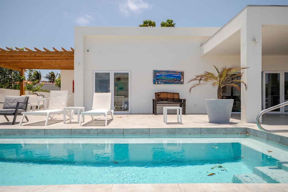 Modern Trestrapi Beach Villa 8 bed 8 Bath 2 Pools