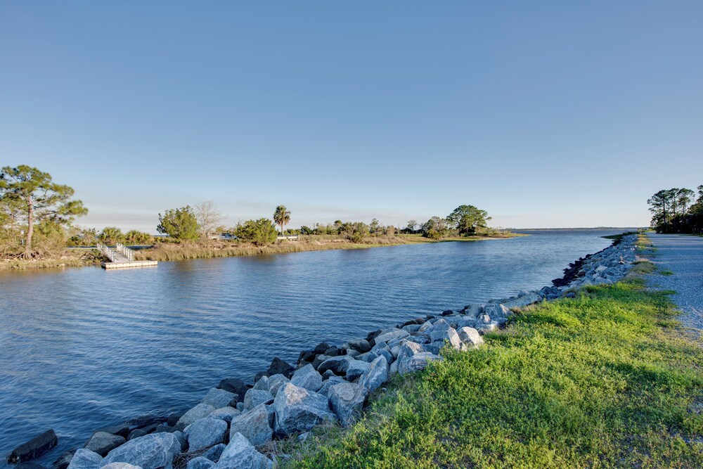 Relax & Refresh: Waterfront Cottage in Panacea