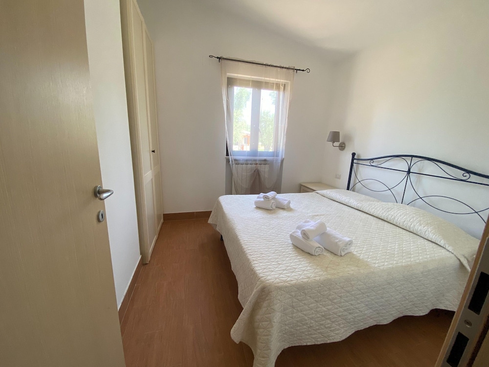 Apartment With Communal Pool