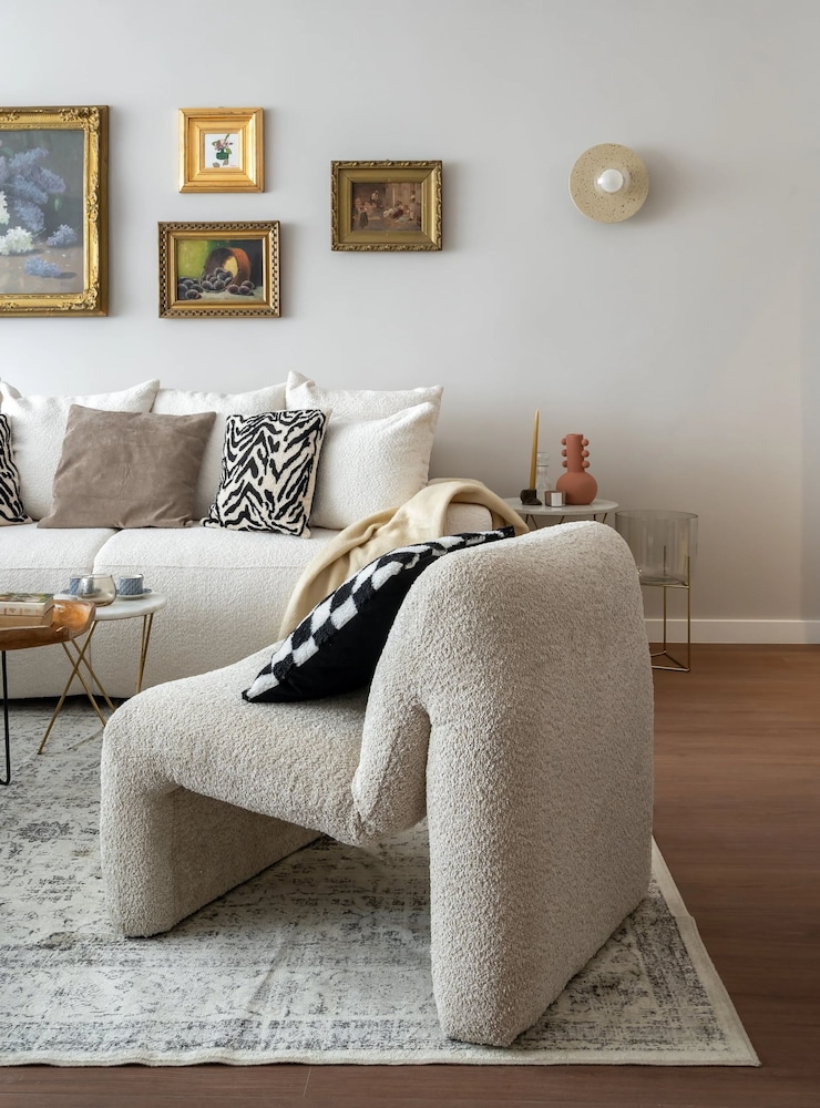 Views of all the Palaces 2BR Stunner