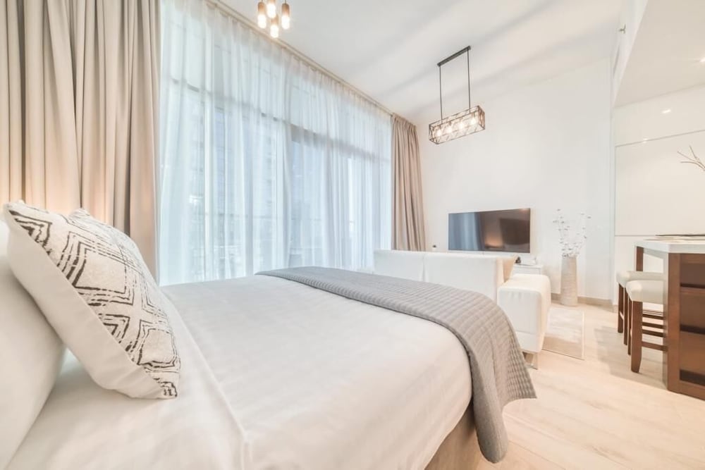 Bright Studio With Mesmerizing Canal and City View photo 4