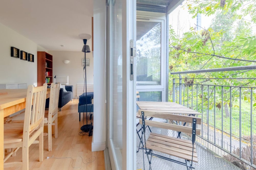 Spacious 2 Bedroom Apartment Near White City
