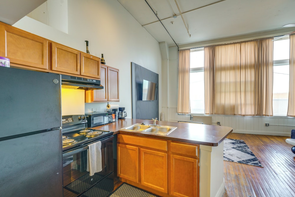 Explore Corktown: Updated Loft Next to Riverwalk!
