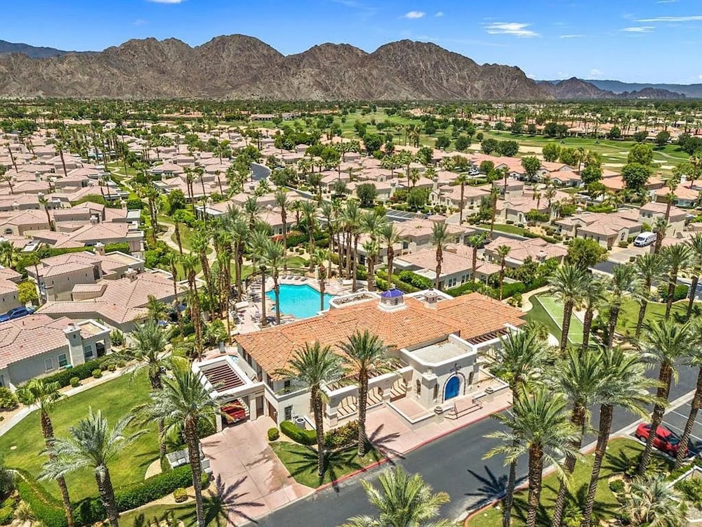 Stylish 2BR w Spa Patio