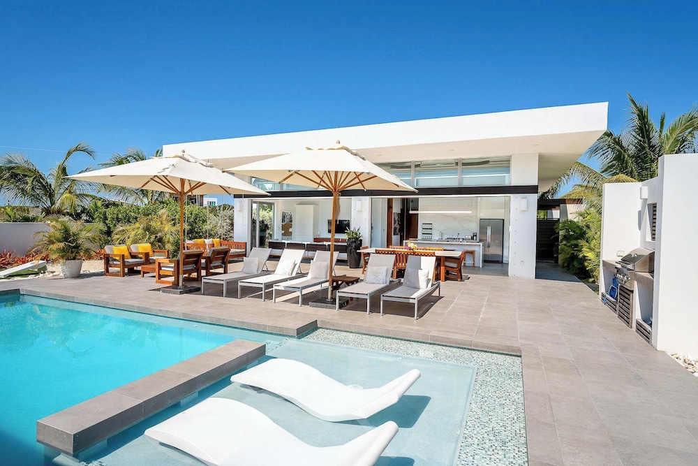 Oceanside Vacation Villa With Hotel Amenities v10