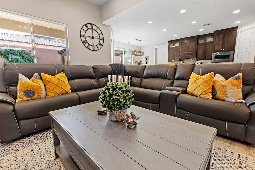 Hurricane Falls Pool, Hot Tub Plus Dog Friendly! 4 Bedroom Home