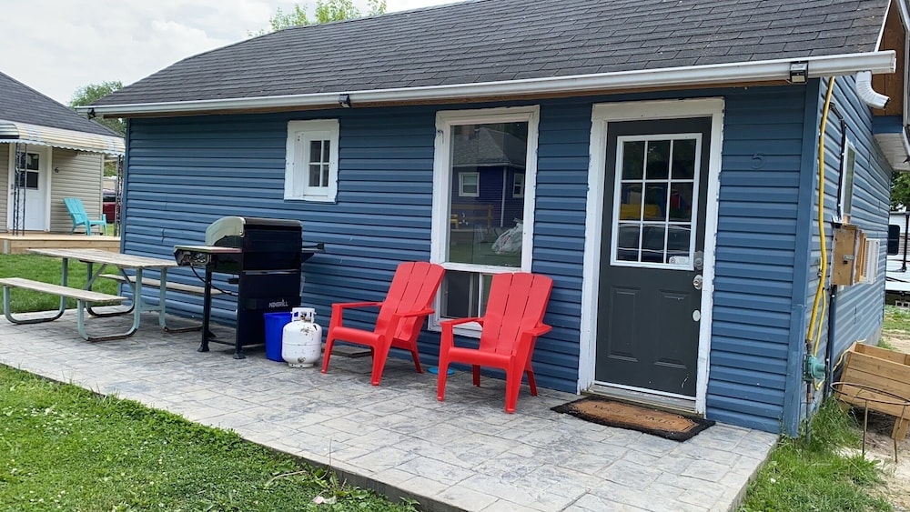 Myriad Fins Cottage and Marina