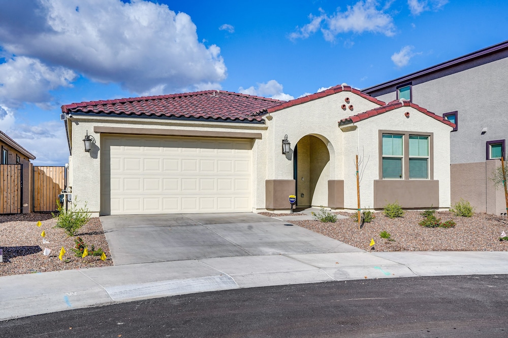 5 Mi to Westgate: Newly Built Glendale Home