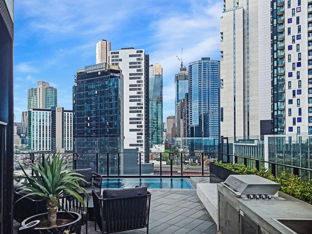 Southbank 2BR High City Views Enjoy Wine, Gym, Pool, Wifi