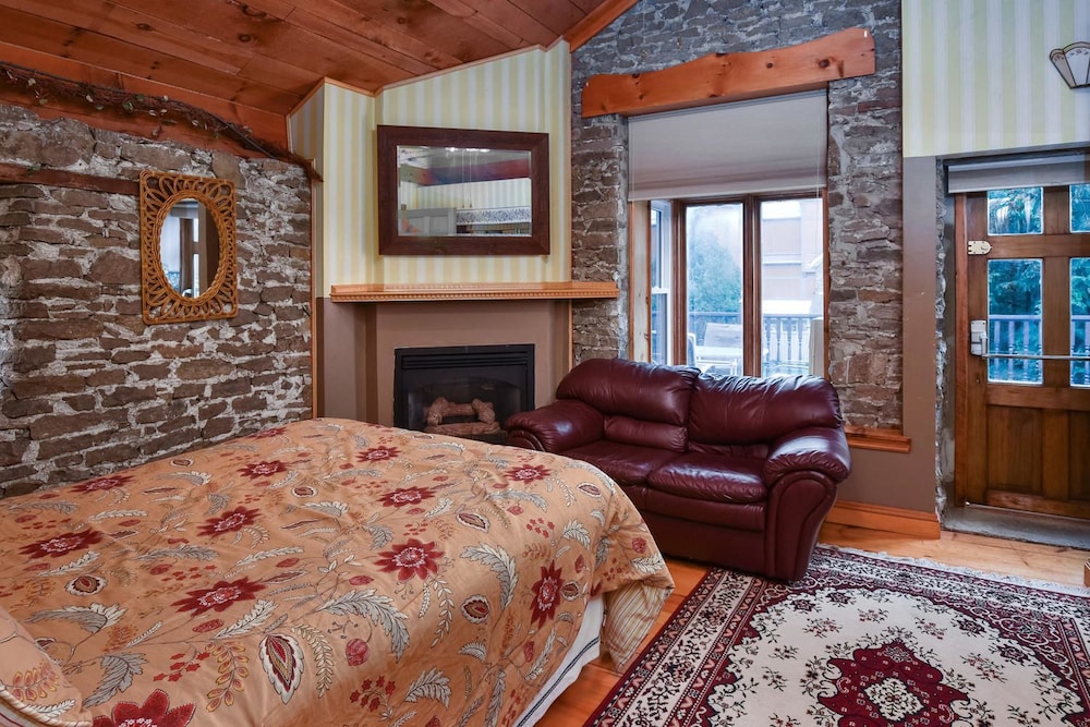 Brockville Vacations - The Noble Suites - Property Image 45