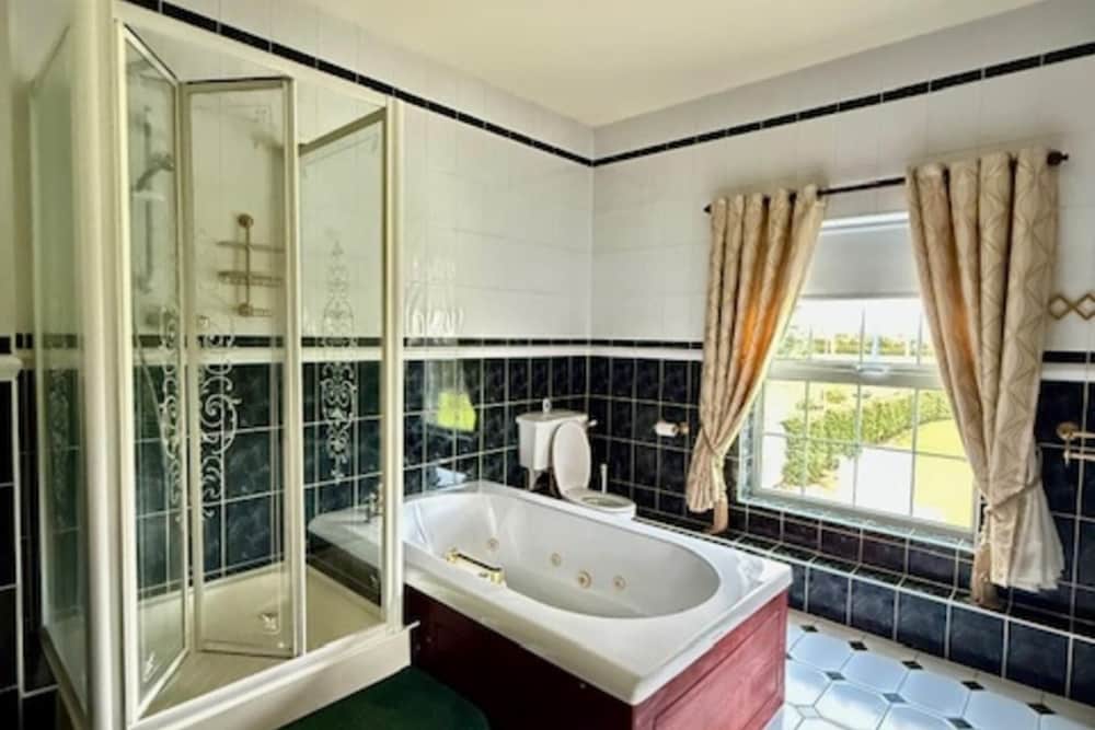 Summer Sale! Beakstown House Luxurious 5-bed Villa