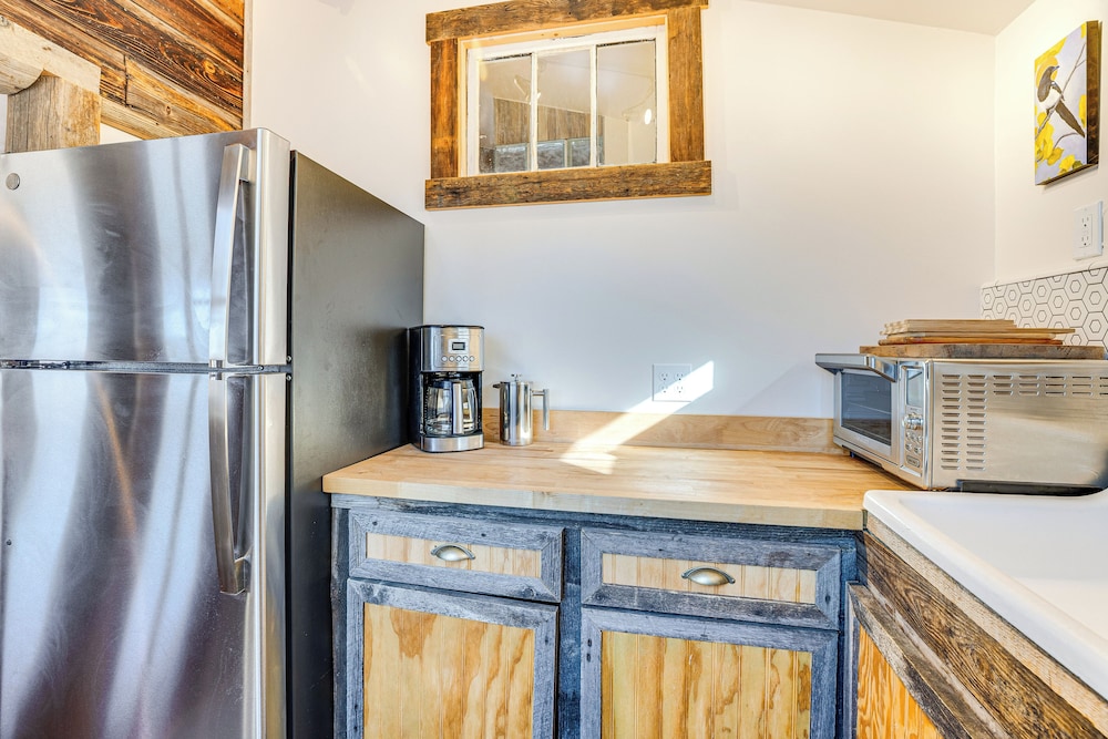 Historic Nature Lovers Cabin on Farm in Paonia!