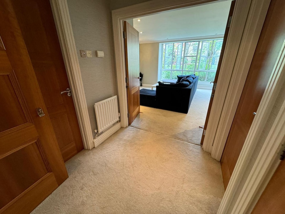 Luxury Apartment In London - Pool Spa & Gym