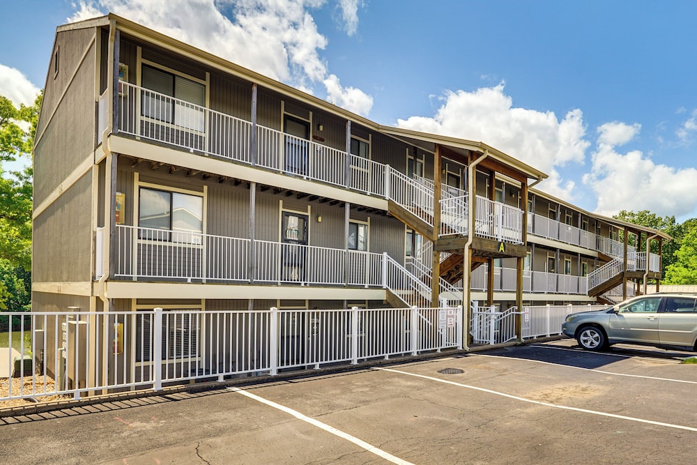 Lake & Pool Access: Lazy Days Condo w/ Balcony!