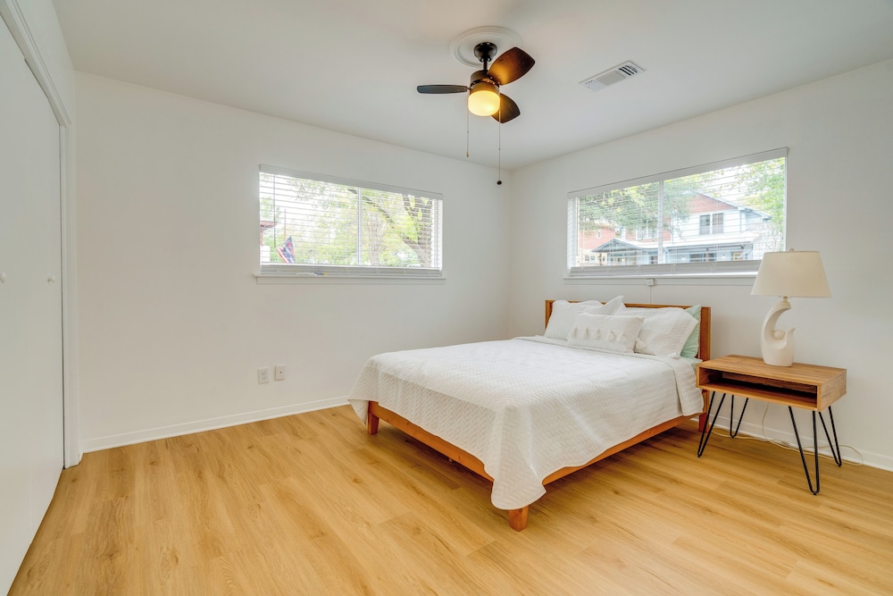 1/2 Mi to UT Austin Campus: Well-equipped Duplex!