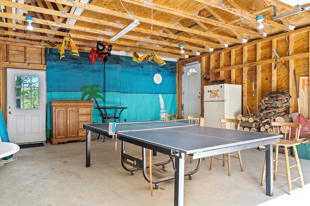Waterfront w/ Kayak's, Sup's and Ping Pong Table!