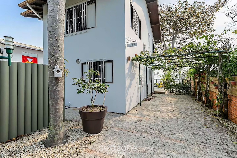 Seafront Beautiful House in Sto. Antonio Cda1647