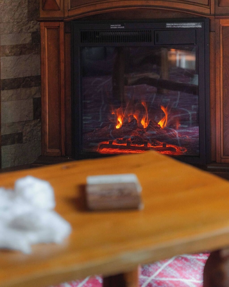 Cheerful Two Bdrm Cabin With Hot Tub & Pet Friendly