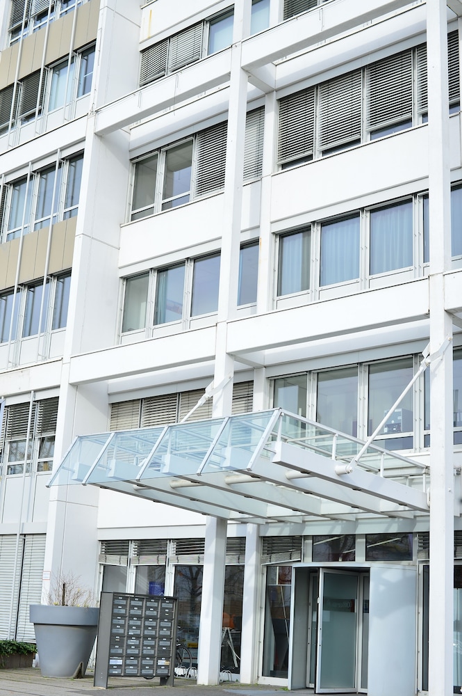 XENON HOSTELS UG