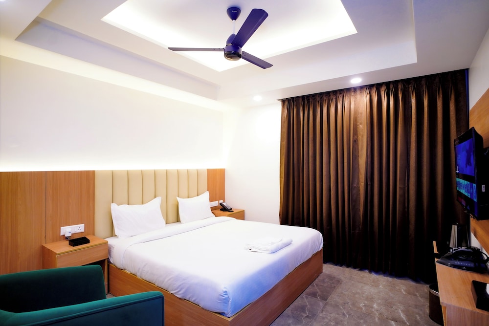 Royal Raven Hotel And Banquet