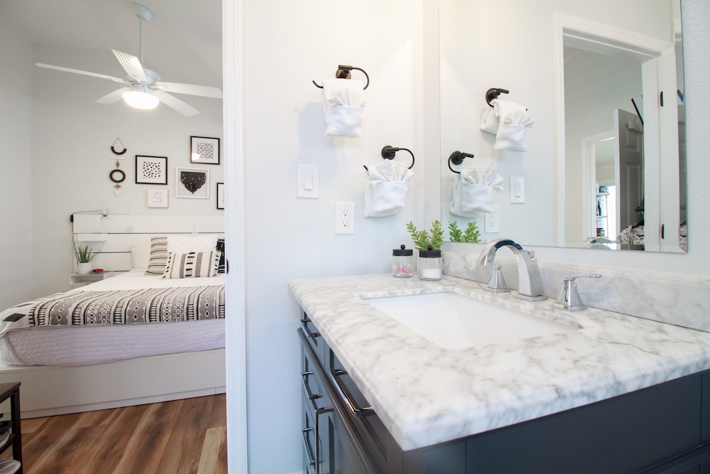 Chasing The Sun - Weekly Vacation Rental 3 Bedroom Apts
