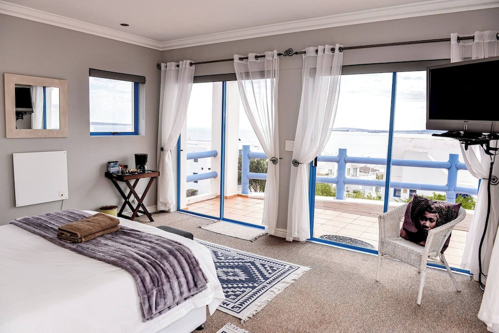 Charis to Theo - Relax in Style at This 3-bedroomed Langebaan Holiday House