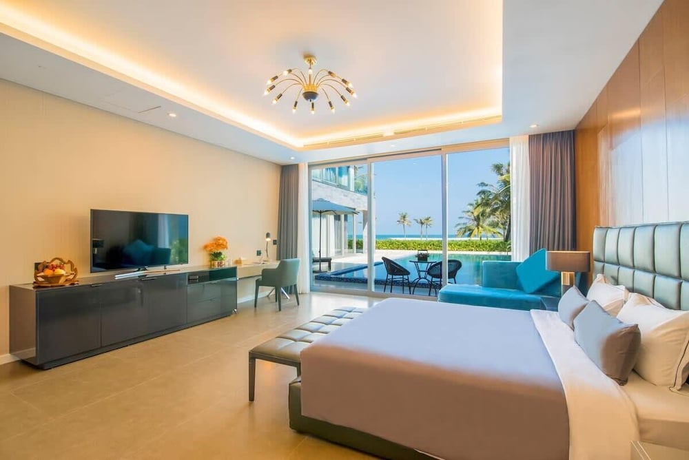 Oceanfront Elegance: 7-br Villa in Luxury Resort
