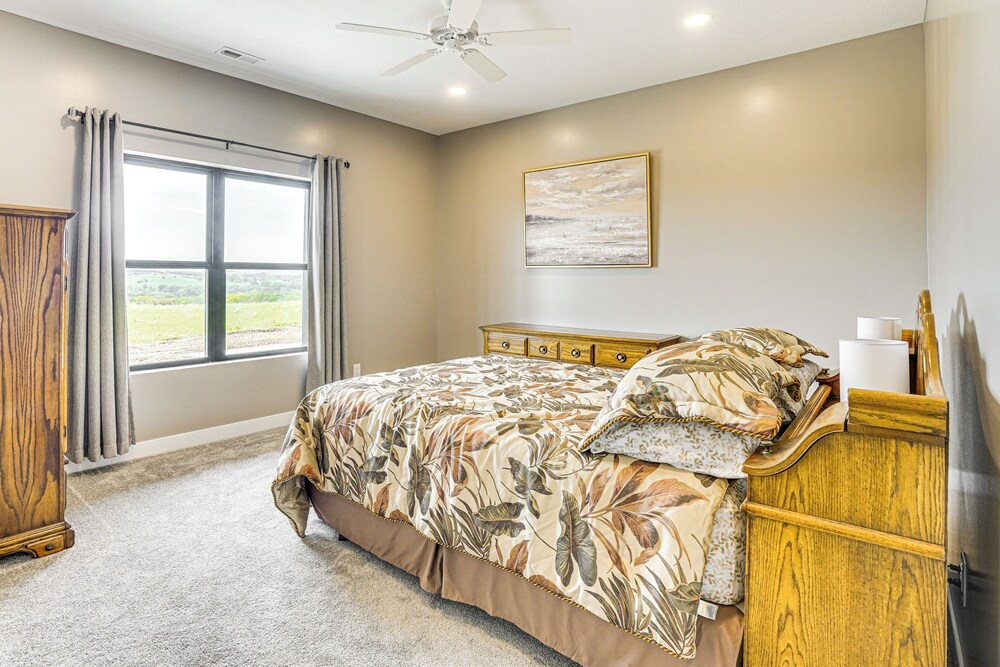 2 Mi to Lewis and Clark Lake: Spacious Getaway